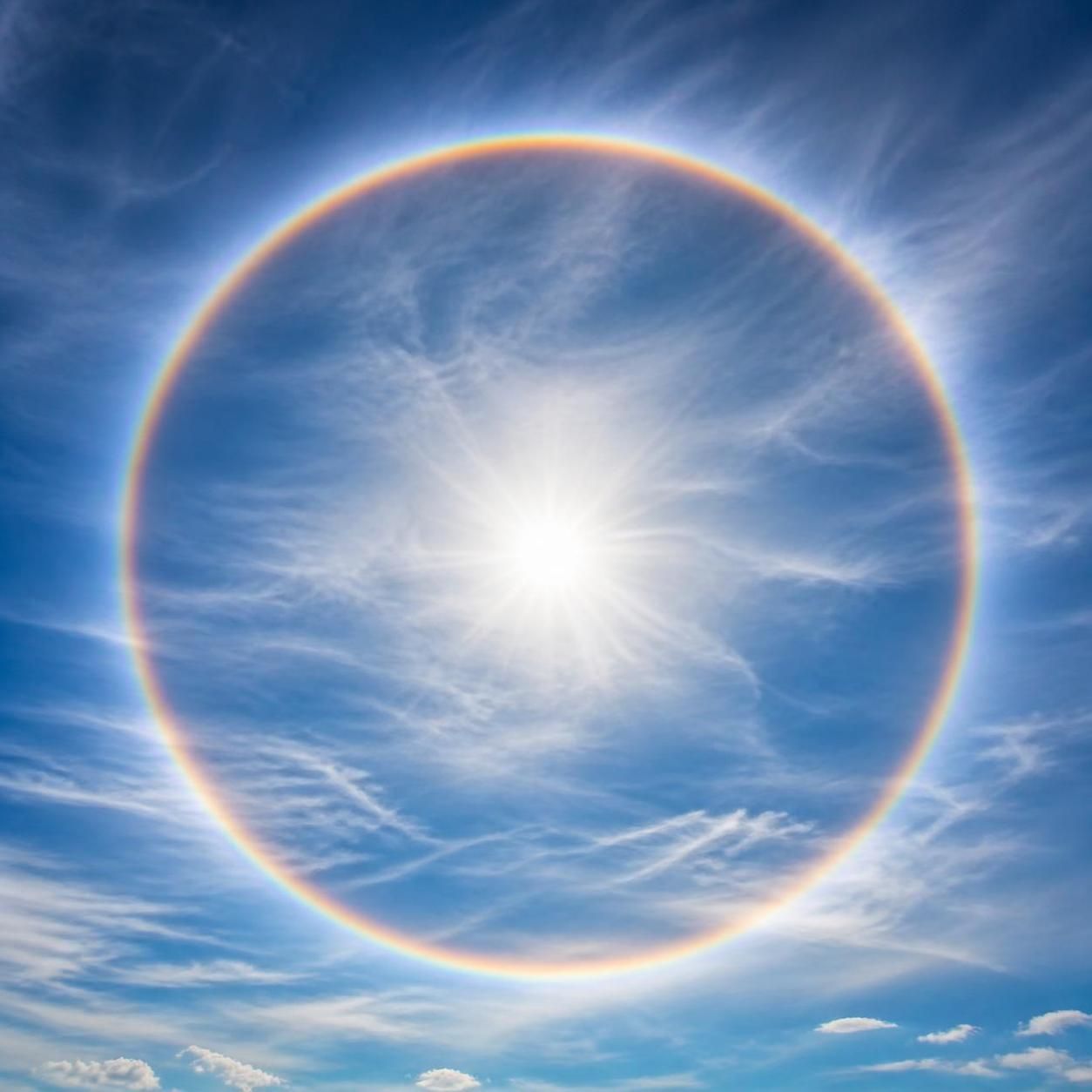 découvrez la définition du halo et comprenez ce phénomène lumineux fascinant dans le ciel, ses causes, son apparence et pourquoi il émerveille les observateurs.